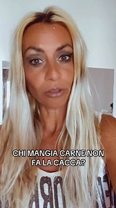 Attenzione perché sta circolando una notizia falsa e pericolosa: chi mangia carne non fa la cacca perché assorbe tutto e non produce feci. FALSO! 💩Tutti la fanno. Anche il leone. Anche il tuo gatto. Anche chi mangia molta carne: le feci si producono comunque. La regolarità intestinale è fondamentale: se non vai in bagno, accumuli tossine, puoi sentirti gonfio, stanco, irritabile. Puoi avere un’occlusione intestinale e seri problemi di salute nel lungo periodo. La stitichezza è un segnale che c’