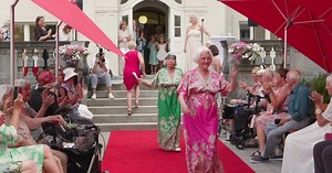 Modenschau – Seniorinnen und Senioren schwingen die Hüfte im Haus Heilig Geist