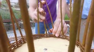 15K views · 216 reactions | Etwas ☝️Fingerspitzengefühl erfordert das Handwerk des Korbflechtens, das im Waldviertel schon eine lange Tradition hat. Du fühlst dich dieser Aufgabe gewachsen? Dann ist unser Handwerkskurs das Richtige für dich. Alle Infos unter www.waldviertel.at/handwerkswochen-kurse Mit Unterstützung von Land und Europäischer Union (LEADER). | Waldviertel Tourismus | Facebook