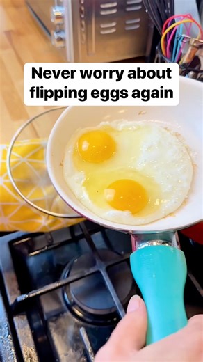 Easy trick to flip eggs without breaking the yokes 🍳 #eggs #breakfastideas #cookingtips