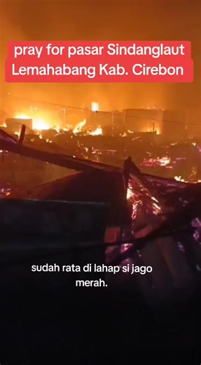 dari postingan video pertama, titik awal kebakaran.. dan sekarang info terbaru pasar tradisional tersebut di lahap si jago merah sampai rata tanah. warung yang rata² menggunakan rangka kayu memicu kebakaran menyebar dengan cepat.. padahal situasi sedang hujan.. #kebakaran #bencanaalam #beritatiktok #cirebonpride🏴‍☠️ #banjircirebon
