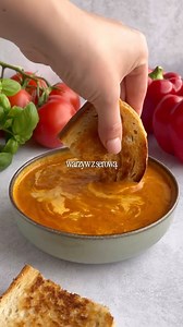 Rozgrzewająca zupa krem z pieczonych warzyw😍 🔥 Ten i więcej smacznych i zdrowych przepisów znajdziesz w diecie indywidualnej dostępnej na dietetykpowszechny.pl 🔥 Składniki (2 porcje): ✅420 g pomidorów ✅300 g papryki czerwonej ✅100 g cebuli ✅40 g czosnku ✅35 g suszonych pomidorów ✅15 g oliwy z oliwek ✅500 g bulionu warzywnego ✅120 g chleba pszennego ✅5 g masła ✅62 g mozzarelli light ✅bazylia Na blaszce wyłożonej papierem do pieczenia ułóż pokrojone na mniejsze kawałki pomidory, paprykę i cebul