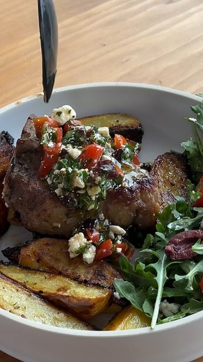 Sunday Kitchen Creations: Bright, fresh, and easy—these Sheet Pan Lamb Chops with Lemon Potatoes are the perfect way to meal prep for a busy week ahead! 🍋🥔 With minimal effort and maximum flavor, this dish is a total crowd-pleaser. Plus, as we head into warmer months, it’s the perfect transition meal—light, zesty, and absolutely delicious. ☀️🐑 Get the full recipe at the link below! 🔗 https://bit.ly/3DDWurS | American Lamb Board