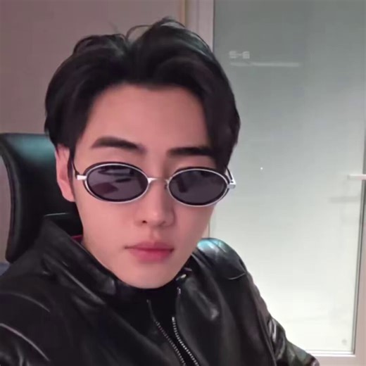 the eyebrows 😭😭he cracks me up so bad