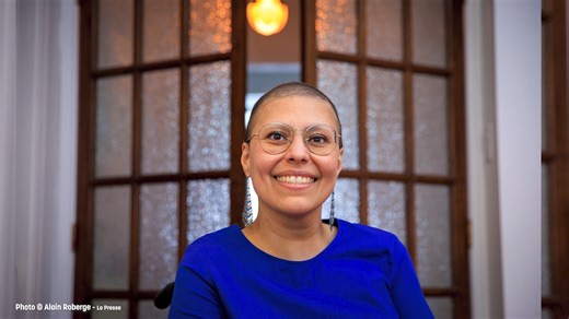 En mémoire de Caroline Dawson : 1979 - 2024 La regrettée Caroline Dawson, autrice, sociologue et enseignante, nous a tous inspirés par sa façon passionnée de vivre sa vie et d'aimer sa famille, notamment ses enfants, son mari, ses parents, ses frères, ses amis et ses collègues. Son héritage se perpétue à travers ceux qu'elle a touchés, à la fois personnellement et à travers son œuvre, entre autres le roman primé Là où je me terre, un recueil de poèmes et un livre pour enfants. Profondément émus 