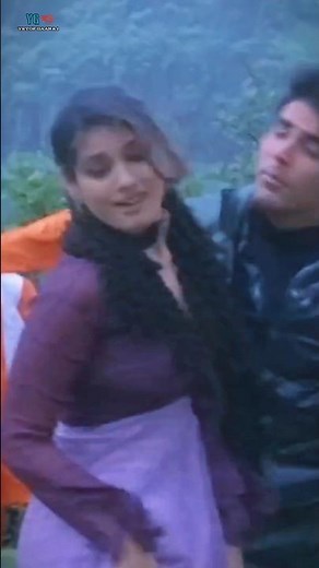 🎵 Hum To Tujhse Mohabbat Karte The ✨ Akshay Kumar & Raveena’s emotional 90s hit. 💔🌹#kumarsanuhits
