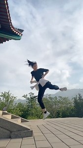 💥‘Unleashing my ultimate trick’ - a flawless aerial flip that defies gravity! ⚠️Remember, safety first, folks! Don't try this at home 🚫 🎥: douyin-奇妙的琴 #AcrobaticArtistry #StuntWonders #DangerouslyTalented #KungFuLover #AwesomeSkills #FolkTalent | Fantastic China