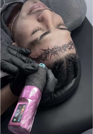 Tatuaje Corona de Espinas en la Frente para Hombres