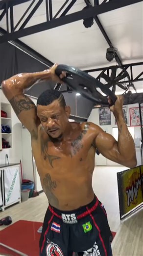 前UFC选手 “巴西牛仔”亚历克斯·奥利维拉最新训练