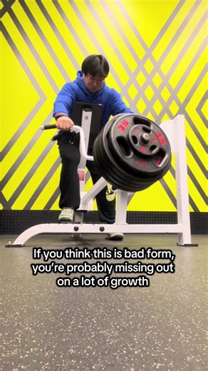 Getting enough scapular retraction? Check. Getting enough reps? Check. I don’t see anything wrong with this #gymtok #bodybuilding #sciencebasedlifting