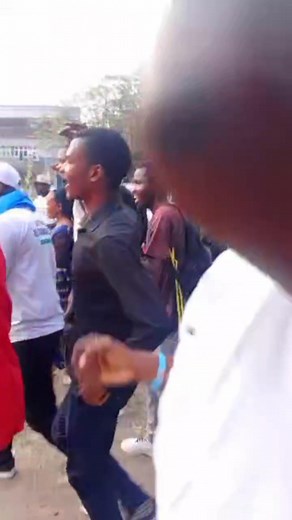 31K views · 1.4K reactions | Après 27 jours d'emprisonnement, Jedidia Mabela quitte la prison centrale de Kisangani avec un chant patriotique dans la bouche.  | tshopokwetu.net | Facebook