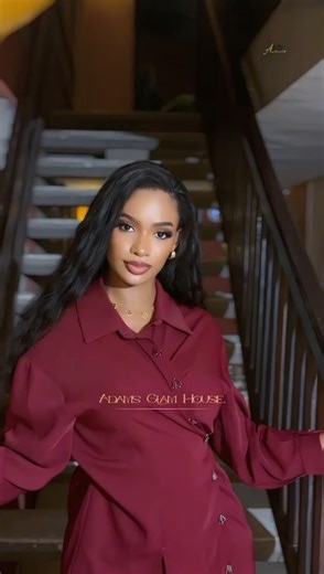 Simplicité, allure et distinction. Ce superbe ensemble bordeaux d’Adams Glam House allie confort et sophistication. Sa coupe asymétrique et ses détails boutonnés apportent une touche d’originalité subtile, parfaite pour la femme moderne qui aime se distinguer sans en faire trop. Un look chic et fluide, idéal pour une sortie professionnelle, un événement ou un dîner élégant. 💫 Couleur : Bordeaux intense 👗 Style : Élégant & contemporain 🌹 Occasion : Soirée, bureau, rendez-vous chic #AdamsGlamHo