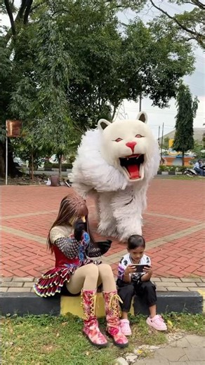 Alika dan Rika asik main roblox digigit macanan