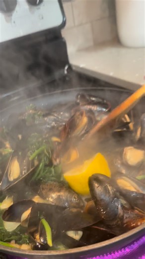 45 reactions · 41 comments | How do you cook mussels #Mussels #Nanaykitchen #yummyfood #dinnertime | Susan Beltran | Facebook