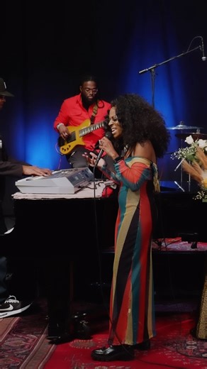 “Photograph” - Live From The Blue House! Featuring @zo3hree5ive on keys, @mrdturner on bass & @biscuitbynum on drums (@preciousjoubert & @angelosings on BGVs too!). Lyrics by @phontigallo 🙏🏾🤎 Reshare this video and I’ll send you the link to see the full performance! 🎤🥁🎹🎸 #SySmith #SySmithUWMA #UntilWeMeetAgain | Sy Smith