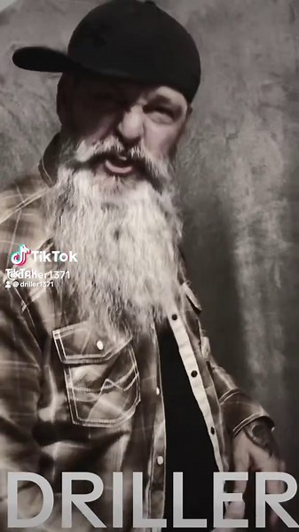 Bearded Guy Lip Syncs to Popular Rap Hits