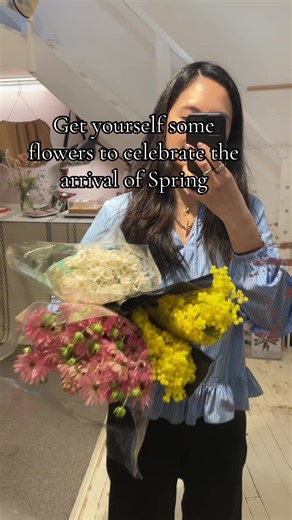 We received bright fragrance mimosas, frilly ranunculus butterflies and very aromatic narcissus #hanaflowerslondon #flowers #floristlondon #londonflorist #buyyourselflowers