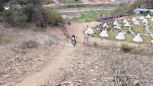 Tháng 3 sắp tới, những cỗ máy phân khối lớn sẽ lại gầm vang tại Mộc Châu Island – Cầu Kính Bạch Long 🔥 Tiếng động cơ dũng mãnh sẵn sàng chinh phục các cung đường hiểm trở, những tay đua bản lĩnh tiếp tục thử thách giới hạn bản thân, và không thể thiếu những cung đường đua khắc nghiệt giữa thiên nhiên Tây Bắc hùng vĩ… 💥 Tất cả tạo nên một giải đua tốc độ, nơi hội tụ đam mê, tinh thần chinh phục và khát khao bứt phá - nơi mỗi vòng bánh lăn là một lần vượt qua chính mình. 🏁 Cùng sẵn sàng cho sự 