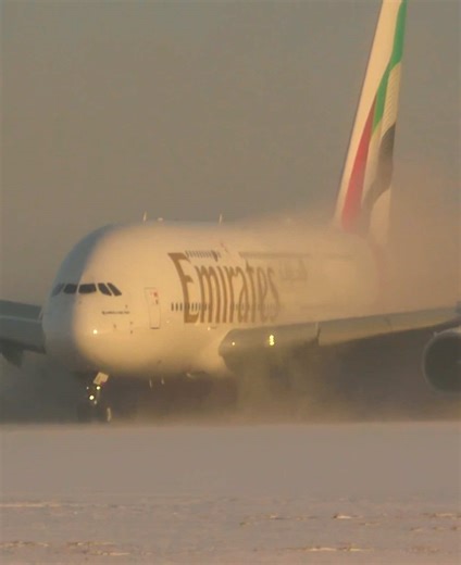@emirates 🇦🇪I feel like emirates is always mad at the snow 😜….full reverse thrust !!🔥🔥 🥶arrival #a380 #airbusa380 #emirates