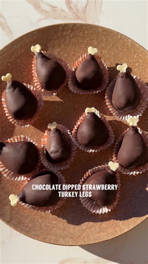 CHOCOLATE DIPPED STRAWBERRY TURKEY LEGS🍗 You loved my strawberry chocolate dipped turkeys! So today it’s how to make chocolate dipped strawberry turkey legs🍗Sure to be a crowd pleaser! Make sure to save this one for later and follow along for more festive eats! What you’ll need: Organic strawberries 1/4 cup white chocolate chips 1 1/2 tsp refined coconut oil 1 1/2 cups chocolate chips Parchment paper Skewers Bone silicone mold Instructions: 1. Melt your white chocolate chips with 1/2 tsp refin