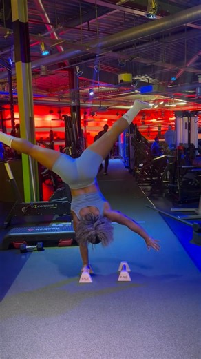 Grace | Calisthenics Coach on Instagram: "Chasing progress first and perfection will follow 📈🤸🏽‍♀️ #calisthenicswomen #calisthenics #gymnastics #handstand #gymmotivation"