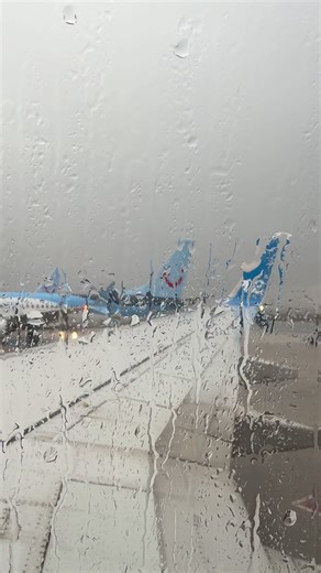 Heavy rain delayed our flight ⛈️✈️ Watching the storm from the airplane window. #alicante #españa #lluvia #rain #storm