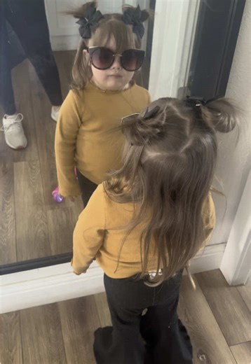 La reina del síndrome de Down se mira en el espejo