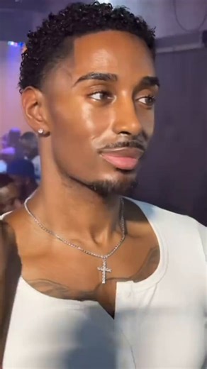 He’s beautiful his face so cold Idk why is it popular to h8 the pretty bitch it’s so weird