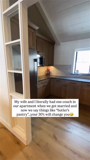 Reed Perry | Spokane, WA & North Idaho Realtor on Instagram: "Where are all my HGTV babies at? 🕺 We were happy as a clam with one couch in our apartment. It fit 2-3 butts and that was great! Now, after countless episodes of Fixer Upper + a little disposable income, we’re dreaming of more space for our food and appliances. So hilarious. Anyways, this home had one of my favorite kitchens + butlers pantry and I loved how it flowed from the kitchen. Crazy usable and perfect for your morning smoothi