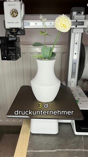 3D Druck Business Community • 3D Druck Business Experte • Tim on Instagram: "Du suchst eine industrielle 3D Druck Kalkulation mit Rechnungslayout? Dann schreibe Info in die Kommentare. Konstruktion: 0€ - bei diesem Modell ist die Annahme eines STL- Abos. Da dies indirekte Kosten sind, fließen die bei 30% Gemeinkosten mit ein. 3D Drucker - 199€ Strompreis 0,29€ Druckzeit: 3,5 Stunden Druckerverbrauch: 100 Watt PLA Filament: 9,99€ / 1kg Verbrauch: 80 Gramm Arbeitszeitkosten: 0,1 / 15€ (Minium) ->