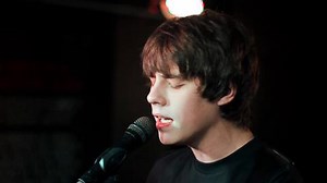 Jake Bugg records ‘Slumville Sunrise’ at legendary ‘Beatles’ venue – watch