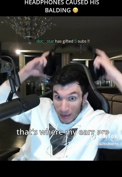 Streamer Talks About Headphones on Livestream | TrainwrecksTV Moments