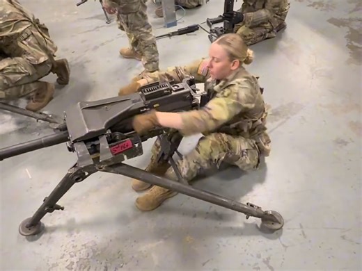 美国女兵全面演示MK-19。请不要下载视频传播，这不被允许放出来