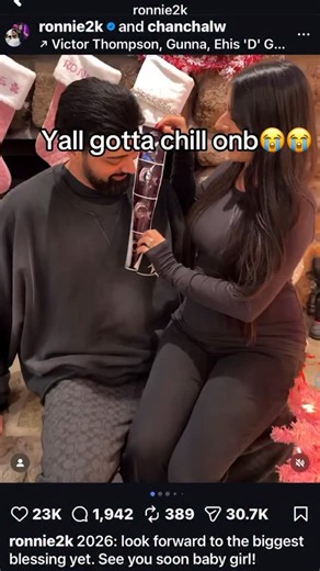 Tuff on Instagram: "电影制作人利用先进的电子动画技术将《五夜后宫》(FNAF) 中的角色变为了现实。这些机器人不仅仅是电影道具，而是由著名的吉姆·汉森怪物商店（Jim Henson’s Creature Shop）打造的复杂机械实体。每个角色内部都装有精密的水压和伺服电机系统，能够模拟人类的动作和细微的面部表情。 与完全依赖 CGI（电脑绘图）不同，导演选择使用实物模型来增强恐怖的真实感。这种电子动画技术捕捉了金属摩擦和重量感，使观众能感受到这些机器人带来的压迫感。在拍摄现场，多名操作员通过远程控制系统同步协作，一个人控制头部动作，另一个人负责眼神，这种精细的配合让弗雷迪和他的伙伴们仿佛真的拥有了灵魂。这种结合了传统手工艺与现代科技的拍摄方式，完美还原了游戏最初带给粉丝的惊悚体验。 #五夜后宫 #电影 #知识 #事实 #你知道吗 推荐 科技 创新 电影幕后 技术 恐怖游戏 热门"