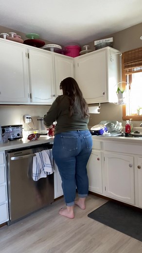 queen of the airfryer 🍗🍟 #athome #curvy #confidence #curvytiktok