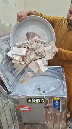 People here actually throw stacks of banknotes into the washing machine#Daily Fun News#Gai