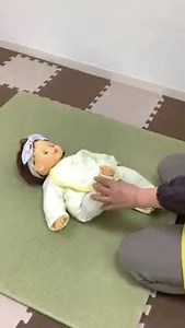 わらべうた 「ちっちゃいまめころころ」🫘 お子さんの小さな足の指をお豆に見立てて遊びます。 ひとつひとつ、丁寧に触ってあげてくださいね。 お子さんの足を育てるためにも、日頃から「ちっちゃいまめこ〜ろころ♫」と、たくさん遊んであげてください😊 #わらべうた #ちっちゃいまめころころ #足の指 #すくっぴーひろば #すくっぴー #子育てサポートセンター #子育て世代包括支援センター #親子のふれあい #親子遊び #足育 #子育てママ #毎日すくっぴー | すくっぴーひろば