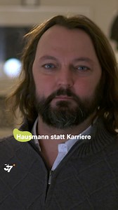 Hier gehts zum Film: kurz.zdf.de/4LGJ/. Hausmann zu sein, ist immer noch die Ausnahme. Gregor und seine Frau Ulrike arbeiten anfangs beide, während ihre Kinder fremdbetreut werden. Doch sie merken schnell, dass die Kinder zu kurz kommen. Sie beschließen, dass Gregor von nun an die Familienbetreuung übernimmt, während Ulrike ihre Karriere weiterverfolgt. Auch wenn es ihm nicht immer leichtfällt, bereut er die Entscheidung nicht – für seine Familie ist es der richtige Weg. | 37 Grad
