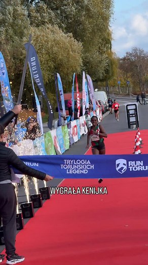 Polka ze stratą tylko 10 sekund na mecie 42. Toruń Maratonu! Wygrała zawodniczka z Kenii, a tuż za nią metę przekroczyła Monika Brzozowska. Monika miała na mecie czas 2:40:04! #bieganie #maraton #toruń #biegaczka | Bieganie Uskrzydla