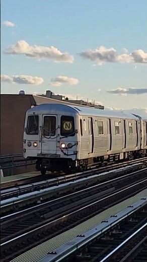 BMT Astoria: R46 N train approaching Broadway