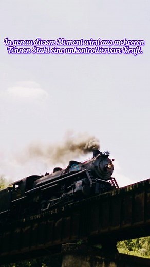 Was passiert, wenn eine Dampflok entgleist? 🚂💥 | Die gefährlichste Situation auf der Bahn! Was passiert wirklich, wenn eine Dampflokomotive entgleist? 🚂💥 In diesem Short erfährst du, warum mehrere Tonnen Stahl in Sekunden zu einer unkontrollierbaren Gefahr werden. Wenn Leitungen reißen und Dampf mit über 10 Bar austritt, wird die Situation lebensgefährlich für das Lokteam und alle in der Nähe. Wenn du Dampfloks liebst, Technik spannend findest oder einfach wissen willst, wie gefährlich histo