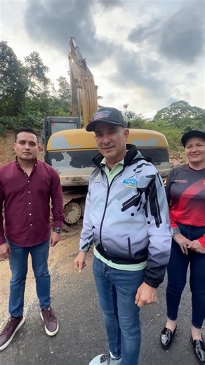 Freddy Alirio Bernal Rosales on Instagram: "Estamos en la Troncal 005, sector El Chimborazo, junto a nuestra alcaldesa Charly Rojas y el IVT, abordando el problema del desplazamiento de terreno y el colapso del drenaje. Con el compromiso de nuestra comunidad, hemos ordenado la construcción de un cunetón de 150 metros de largo, buscando una solución permanente. A pesar de las dificultades, seguimos trabajando en la calle para brindar respuestas efectivas a nuestro pueblo. ¡Juntos avanzamos hacia 