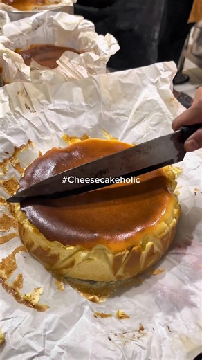 bener bener orang-orang pada kesini buat cheesecake bahkan orang dr luar solo sekalipun!🥺🫶🏻💖 More info : 📍dapoerbarru, Store Gatsu Solo ☎️ 0882-0058-24217 ( admin 1 ) ☎️ 0858-1503-4493 ( admin 2 ) #fyp #cheese #cake #dessert #fyppppppppppppppppppppppp