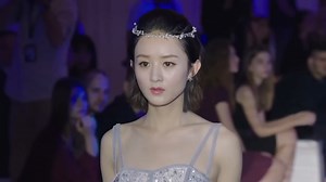 Cinderella stepped on the runway to replace the injured model, but immediately stunned the audience! 灰姑娘紧急顶替受伤的模特上场走秀，却直接惊艳全场！ 剧名（Drama Name) : 你和我的倾城时光 Our Glamorous Time #赵丽颖 #金瀚 #ZhaoLiying #jinhan #你和我的倾城时光 #OurGlamorousTime #cdrama #俞灏明 #中国电视剧 #爱情 #甜寵剧 | 小姐姐追剧 sister watch drama