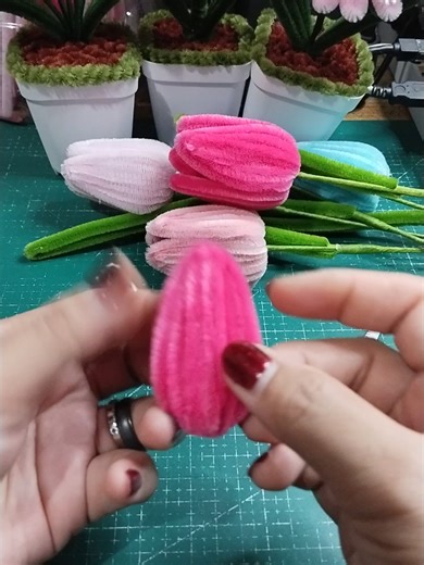 DIY Tulip Flower Tutorial Using Fuzzy Wire