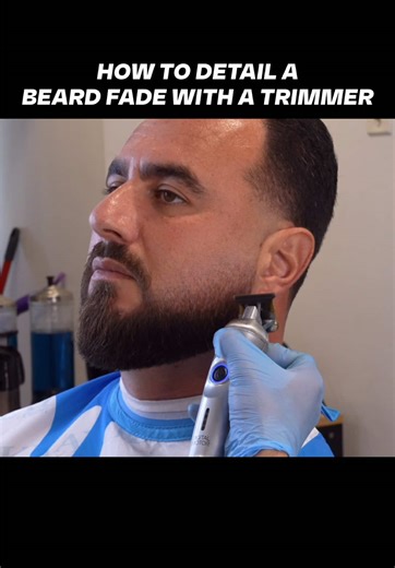Corner blade technice with the trimmer to get out dark spots in the beard fade 🔑 #labarber #losangelesbarber