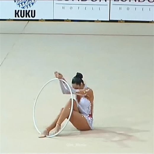 During the golden age of rhythmic gymnastics, between 2000 and 2010, one name shone with a special elegance on the world's great carpets: Anna Bessonova. The Ukrainian representative was not only a champion with an impressive record, but a true artist of movement, who redefined expressiveness and refinement in this sport. With exercises full of emotion, impeccable technique and an unmistakable stage presence, Bessonova conquered the audience and juries alike. Olympic medals, world and European t