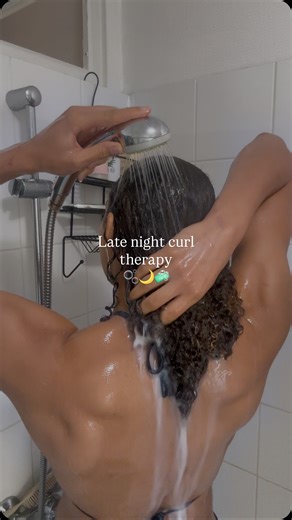 MO ✨ on Instagram: "Ce soir, on change un peu du ASMR skincare… on passe en mode haircare ! Aujourd’hui je vous parle de ma routine cheveux avec la marque @troisforall , une gamme pensée spécialement pour les cheveux bouclés, frisés et crépus ! ￼ Ce que j’aime particulièrement ? Il n’y a pas 1000 produits : une gamme courte, efficace, qui va à l’essentiel. Parfait quand on n’a pas beaucoup de temps entre les entraînements, les matchs et la récup Hydratation, nutrition et définition Leur trio (sh