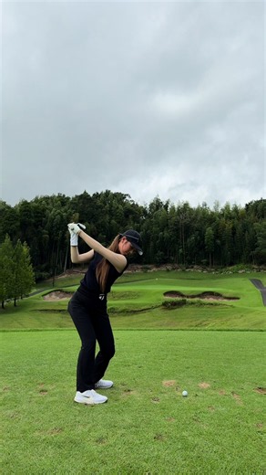雨ゴルフ続き😑😑#ゴルフ女子 #ゴルフ #おすすめ #ゴルフスイング #夏ゴルフ | golf