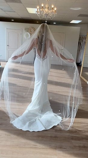 57K views · 998 reactions | This dress veil combo is stunning 朗! #weddingdresses #weddingveil #bridallook | Flares bridal | Facebook